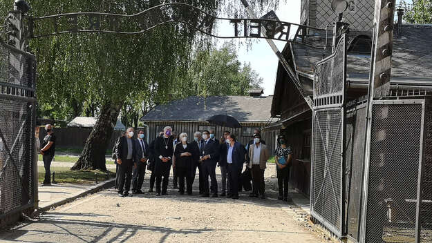 Die gemeinsame Delegation am Tor zur Gedenkstätte in Auschwitz