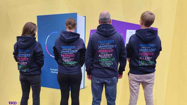 EG-Projektbüro auf dem Messestand des DEKT 2025 mit den neuen EG-Hoodies