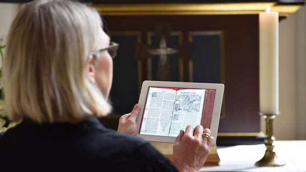 pfarrerin liest bibel auf ipad