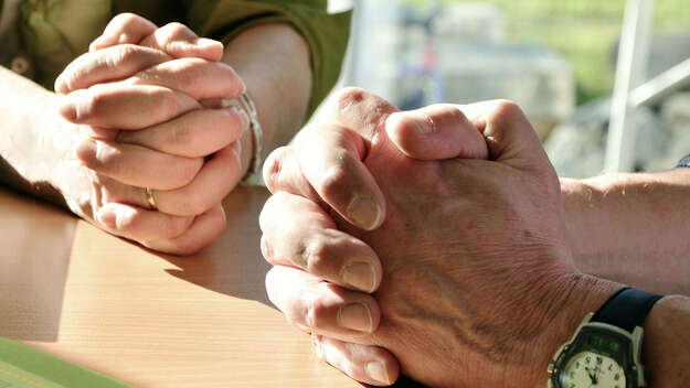 Betende Hände männlich und weiblich