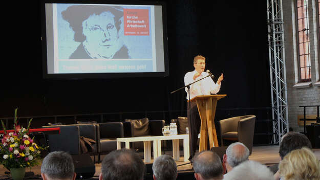 Wolfgang Huber auf dem Podium der Weltausstellung