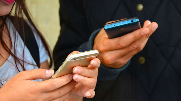 Frau und Mann bedienen ihr Smartphone