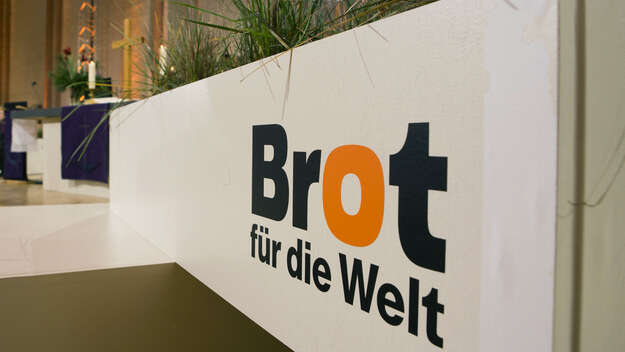 Blumenkübel mit Aufschrift „Brot für die Welt“