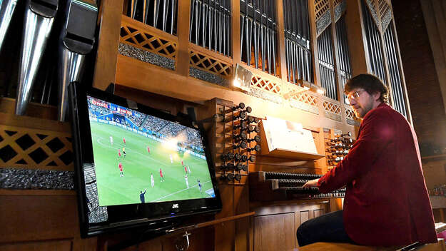 Stephan von Bothmer begleitet ein Fußballspiel auf der Orgel