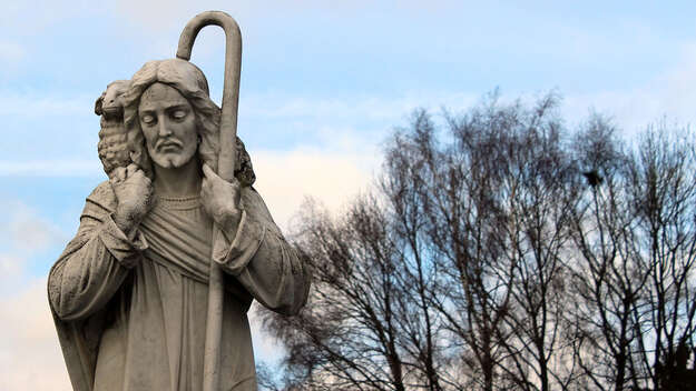 Statue von Jesus als Hirten mit einem Schaf auf den Schultern