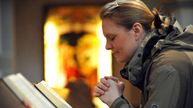 Frau betet in der Kirche