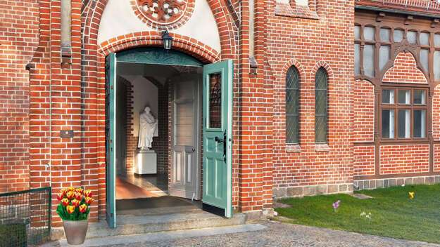 Blick durch die offene Tür in die Lutherkirche in Berlin-Wilhelmsruh.