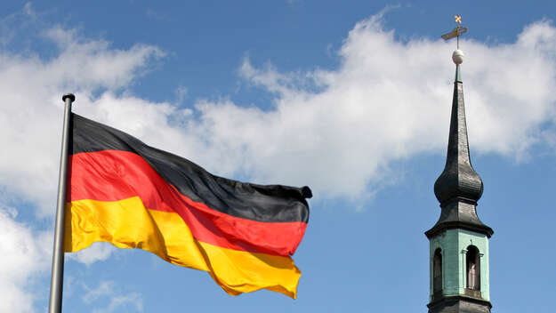 Deuschlandflagge neben dem Kirchturm der evangelischer Stadtkirche in Lübbenau.