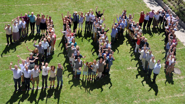 Pfarrerinnen und Pfarrer stehen während der EKD-Auslandspfarrkonferenz in Bad Boll im August 2016 in Form der Jahreszahl 2017.