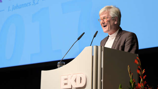 Der EKD-Ratsvorsitzender heinrich Bedford-Strohm am Rednerpult vor dem Plenum der EKD-Synode 2017 in Bonn