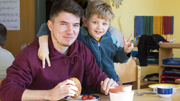 Jugendlicher und Kind in der Martinschule Greifswald