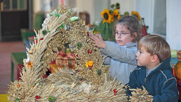 KInder mit einer Erntekrone