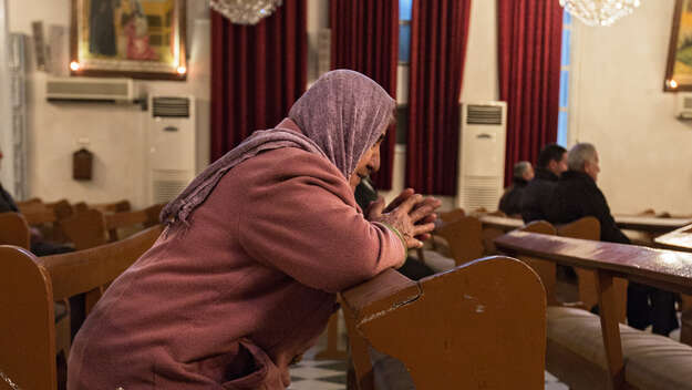 Eine Frau betet in der Gemeinde 'Mariam Al Adra' in ihrer Kirche in Qamischli im Norden von Syrien.