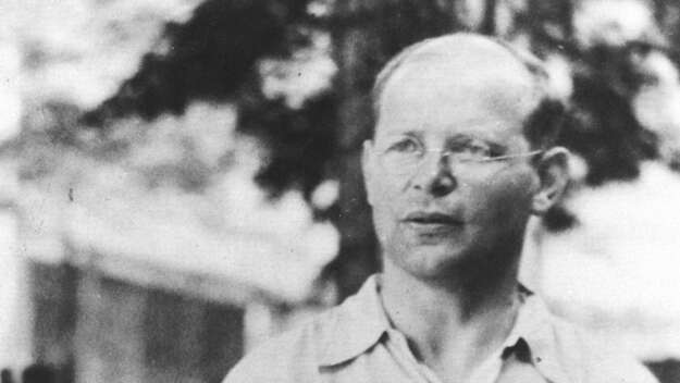 Dietrich Bonhoeffer im Hof des Wehrmachtsuntersuchungsgefängnisses von Berlin-Tegel im Sommer 1944