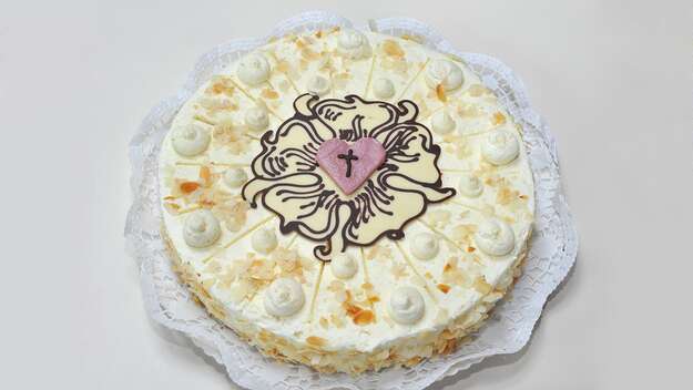 Cremetorte mit Lutherrose