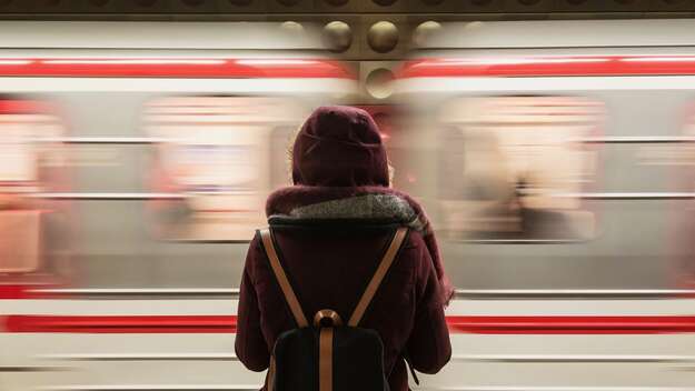 Eine Frau steht am Bahnsteig