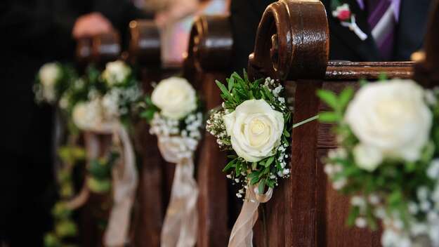 Kirchenbänke mit Blumen geschmückt