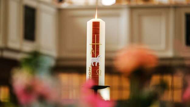 Brennende Osterkerze auf einem Altar
