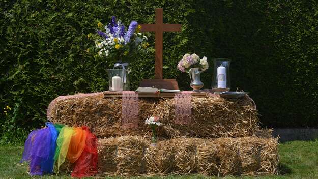 Altar aus Strohballen bei einer Gartentaufe