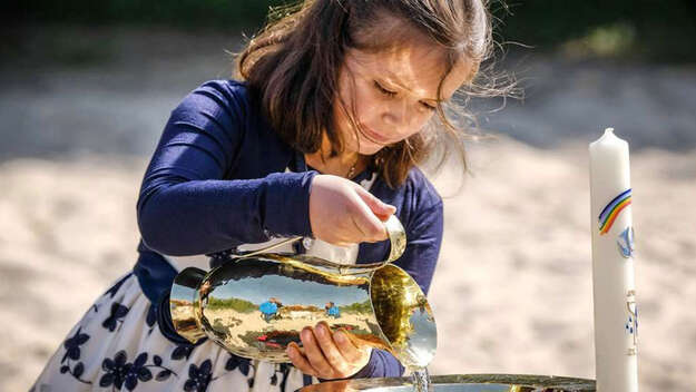 Tauffest Strandbad Hemmingen Mädchen gießt Wasser in Becken