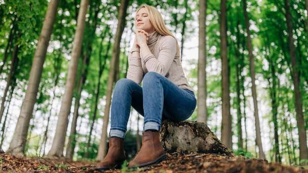 Betende Frau im Wald