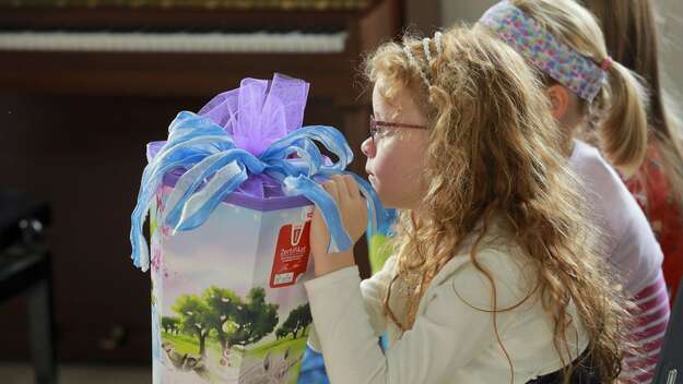 Ein Mädchen mit Schultüte beim Einschulungsgottesdienst