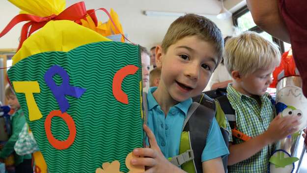 Jungen mit Schultüten beim Einschulungsgottesdienst