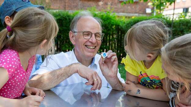 Landesbischof Ralf Meister verschenkte zum Schulanfang 2023 Kreisel an Schulkinder