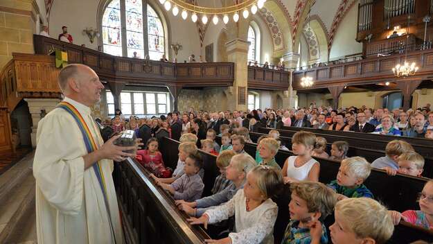 Einschulungsgottesdienst 2013 in der evangelischen Kirche Bennigsen in Springe bei Hannover. Pastor Harald Lemke spricht zu den Kindern.