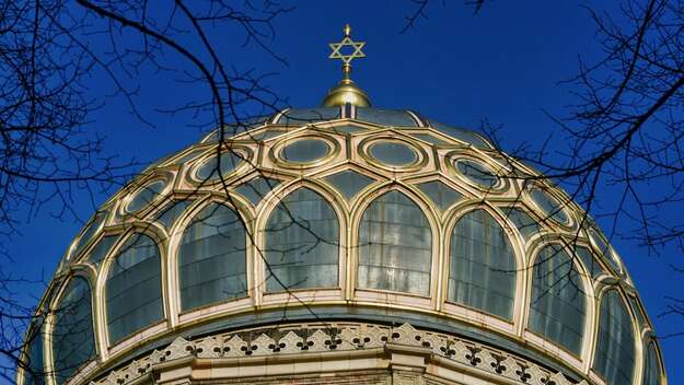 Kuppel mit goldenem Davidsstern der Synagoge in der Oranienburger Straße, Berlin