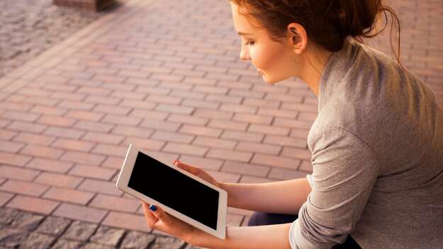 Frau am Tablet