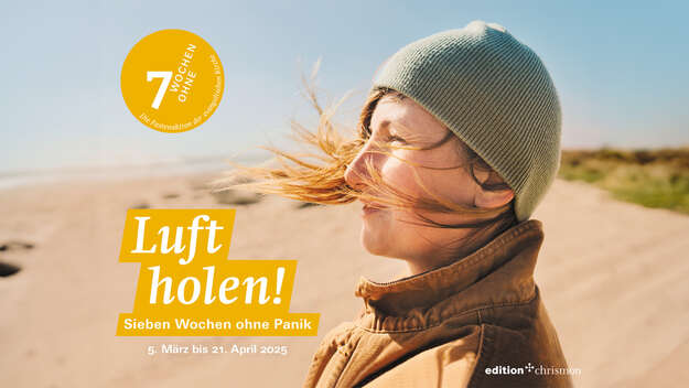 Luft holen! Die Kampagne 2025 zur Fastenzeit von 7 Wochen Ohne. Frau mit Beanie atmet sichtbar am Strand.