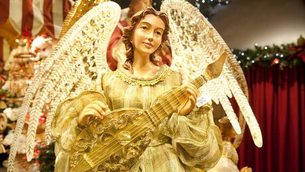 Weihnachtliche Engelfigur mit Laute auf einem Weihnachtsmarkt