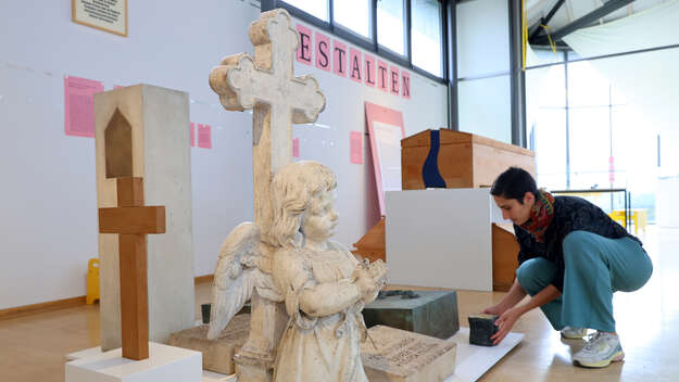 Kreuze, Skulpturen und Grabsteine in der Ausstellung 'Was ksitet der Tod?' im Museum für Sepulkralkultur in Kassel