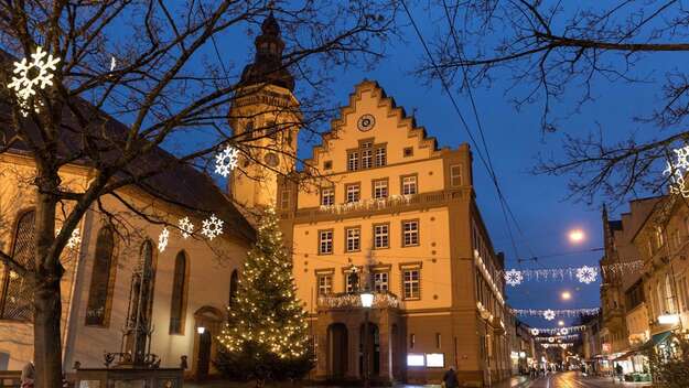 Weihnachtlich geschmückt, mit Sternen und einem Weihnachtsbaum: die Stadtkirche in Karlsruhe-Durlach