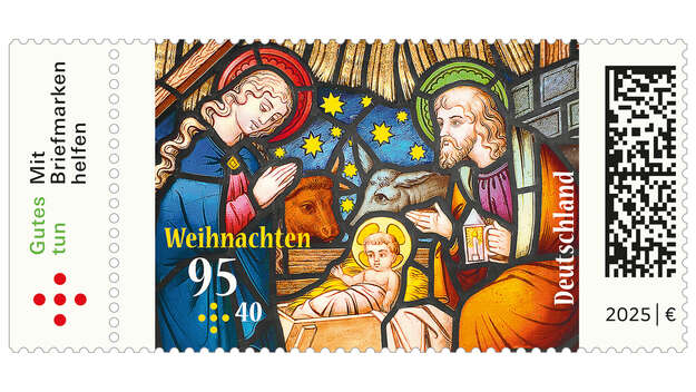 Motiv der Weihnachtsmarke 2025: Ein Kirchenfenster zeigt die Geburt Jesu im Stall bei Bethlehem
