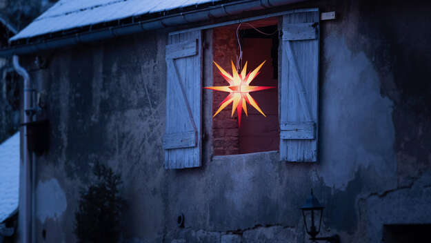 Eine winterliche Scheune mit einem leuchtenden Hernnhuter Stern