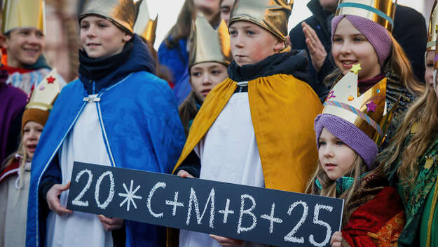 Kinder als Könige verkleidet beim Dreikönigssingen in Paderborn am 28.12.2024
