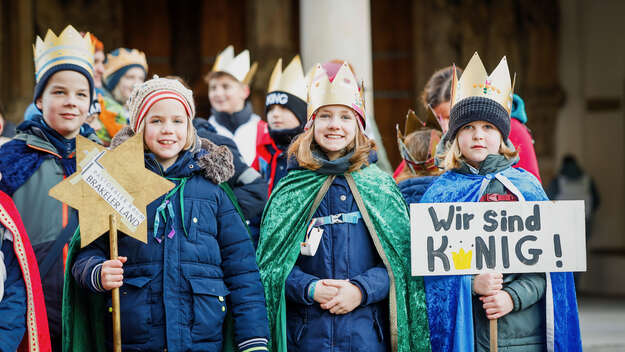Kinder als Könige verkleidet beim Dreikönigssingen in Paderborn am 28.12.2024