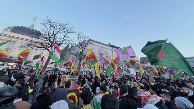 In Hamburg demonstrieren Menschen für Solidarität mit der kurdischen Minderheit in Syrien