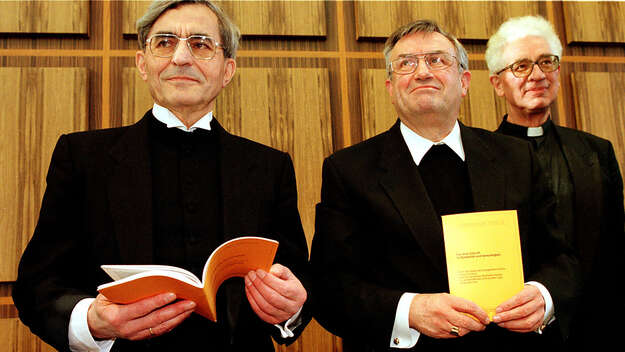 Die Vorsitzenden Engelhardt und Lehmann stellen vor der Bundespressekonferenz in Bonn das Sozialwort vor.)