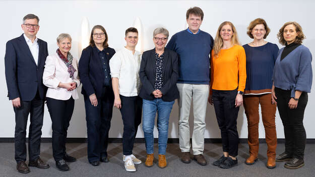 Die Gruppe der kirchlichen Beauftragten führt Leitungs- und Fachperspektive, Gesichtspunkte der Kirche wie der Diakonie sowie Stimmen aus der Synode, dem Rat und der Kirchenkonferenz der EKD zusammen.