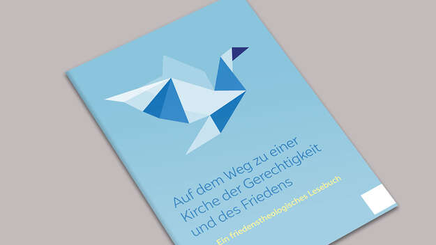 „Auf dem Weg zu einer Kirche der  Gerechtigkeit und des Friedens“. Ein friedenstheologisches Lesebuch (Cover)