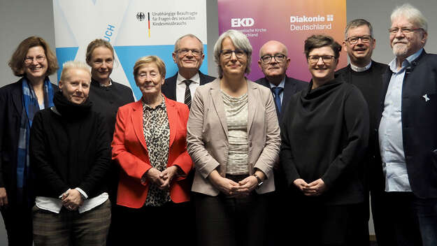 (v.l.n.r.) Daniela Fricke, Angela Marquardt, Dr. Anne Gidion, Dr. Christine Bergmann, Ulrich Lilie, Kerstin Claus, Detlev Zander, Nancy Janz, Dr. Christoph Meyns, Karl Haucke