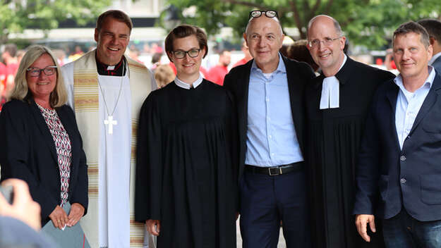 Präses Dr. Latzel / Bischof Oster SDB und Mitwirkende beim Gottesdienst des DFB-Pokalfinales