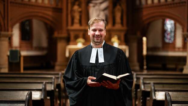 Pfarrer in Kirche