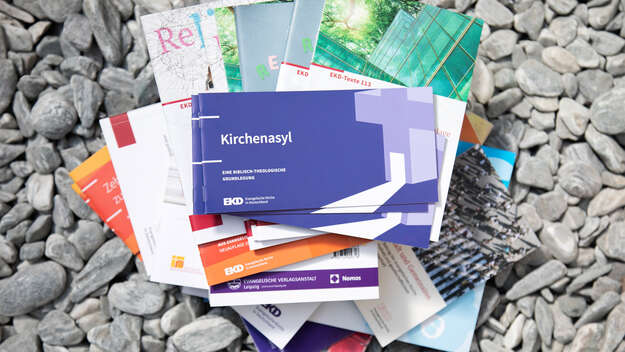 Stapel verschiedener Publikationen der EKD
