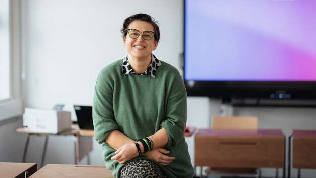 Religionslehrerin in Klassenraum