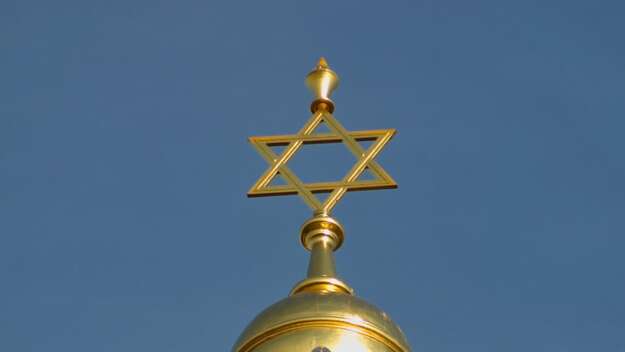 Goldener Davidsstern auf der Kuppel der Synagoge in der Oranienburger Straße in Berlin