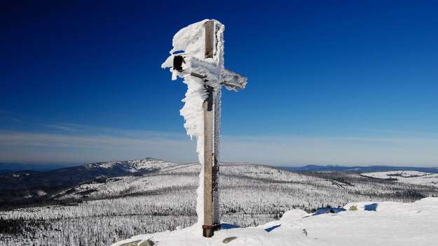 Gipfelkreuz in Eis und Schnee
